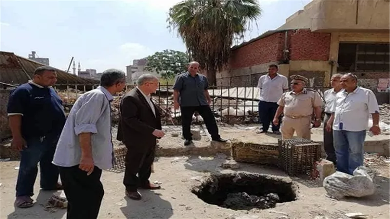 بالصور.. هبوط أرضي بشارع كلية التجارة ببنها