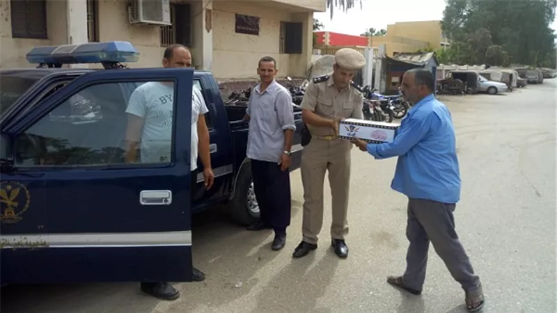 لليوم الثاني.. أمن القليوبية توزع كراتين سلع غذائية علي المواطنين