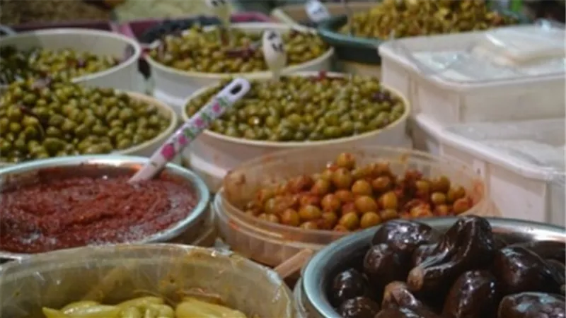 ضبط 1800 كيلو مخللات فاسدة بالبساتين