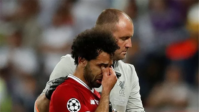 بعد الفحوصات بإسبانيا.. محمد صلاح مهدد بالغياب عن المونديال