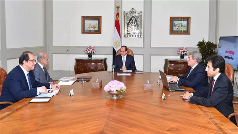 السيسي يجتمع مع رئيس مجلس الوزراء ووزير المالية
