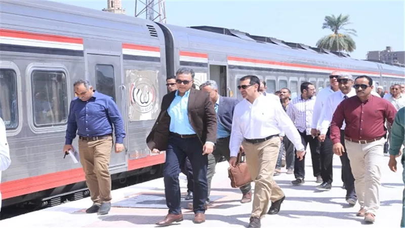وزير النقل يستقل جرار قطار (٩٨١ ) الى بني سويف للاطمئنان على إجراءات السلامة 