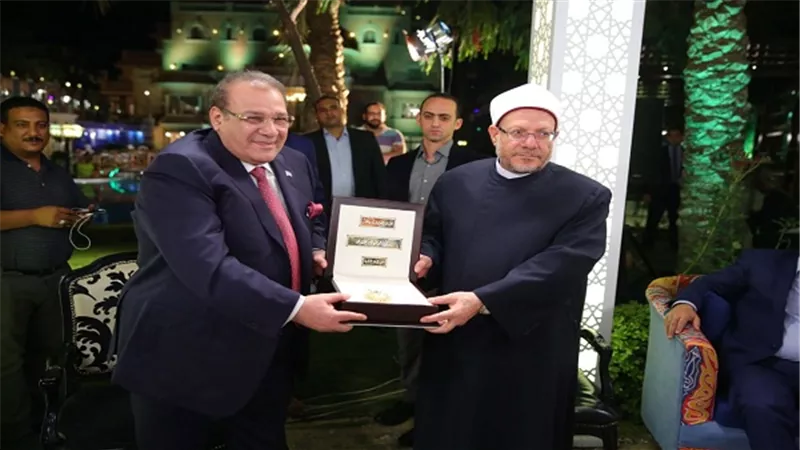 بالصور.. تكريم مفتى الديار المصرية بصالون المحور وراتب يهديه قلادة جامعة سيناء تقديراً لمكانته العلمية والدينية