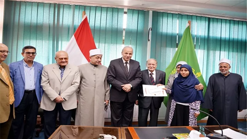 محافظ القليوبية يكرم مجموعة من حفظة القرآن الكريم 