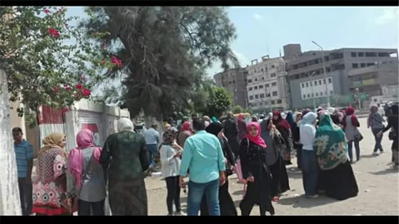 بالصور.. فرحة طلاب الثانوية العامة بالقليوبية لسهولة إمتحان الفرنساوي