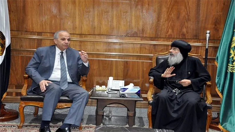 محافظ القليوبية يستقبل الأنبا مكسيموس أسقف بنها وقويسنا للتهنئة بقرب حلول عيد الفطر 