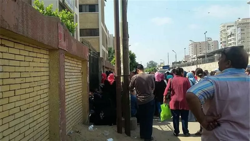 أولياء الأمور يرددون الأدعية الدينية لمؤازرة أبنائهم بالقليوبية