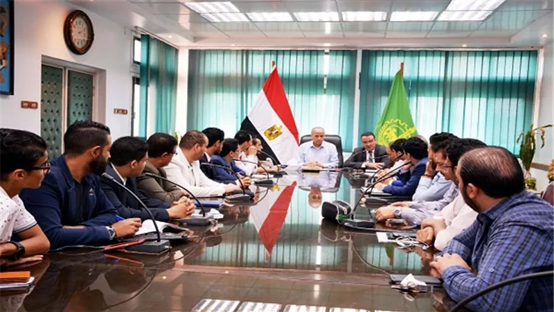 محافظ القليوبية يجتمع بمجموعة من شباب شبرا الخيمة لمناقشة مشاكل المدينة 