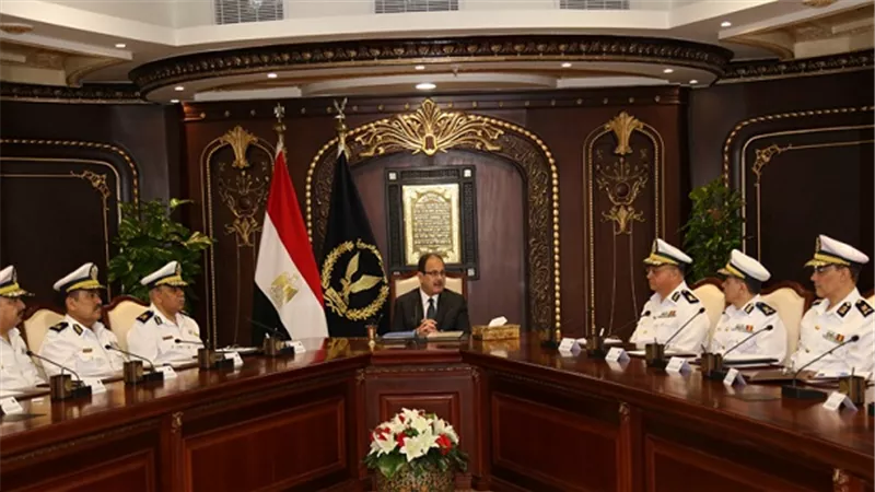 وزير الداخلية يجتمع مع القيادات الأمنية لتأمين إحتفالات عيد الفطر المبارك