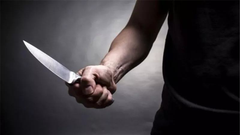 بسبب خلافات اسرية زوج يقطع لسان حماتة .. فى السويس