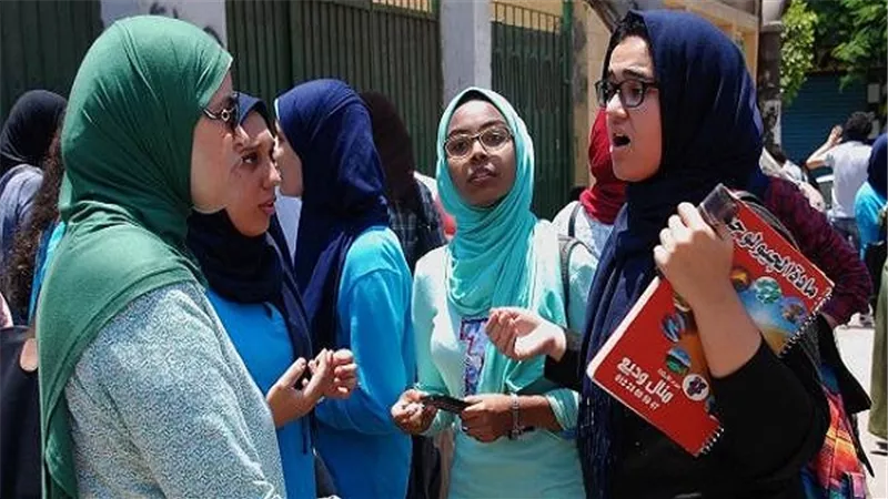 إحالة مسؤلي لجنة مدرسة للتحقيق في واقعة هروب طالبة بورقة إجابة