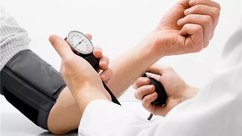 إحترس| ارتفاع ضغط الدم يسبب مرض خطير.. ما هو؟