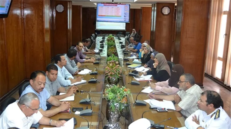 محافظ السويس يعقد اجتماعا بمسئولي المواقف لمناقشة اعمال تطوير المواقف