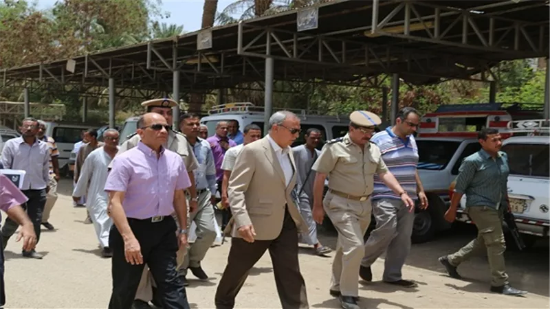 محافظ قنا يتابع تطبيق تسعيرة الأجرة بمواقف قفط وقوص ونقادة