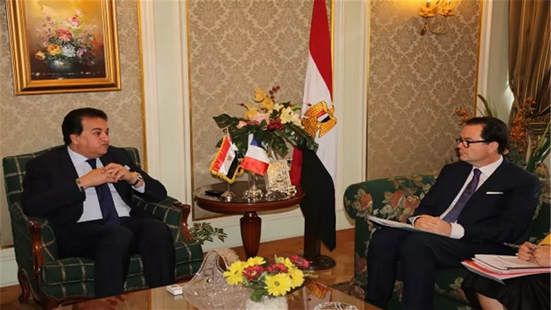 وزير التعليم العالي يبحث مع السفير الفرنسي سبل تطوير الجامعة الأهلية الفرنسية فى مصر