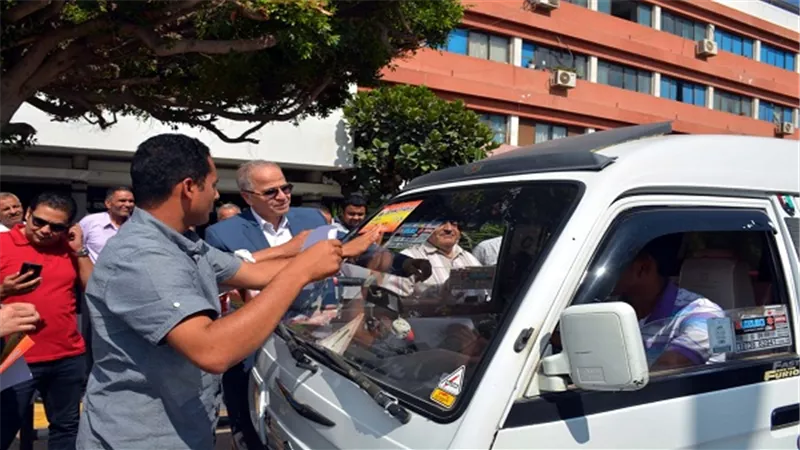 محافظ القليوبية يتابع تعريفة الركوب الجديدة بسرفيس مدينة بنها 