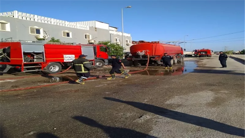 بالصور.. السيطرة على حريق بمصنع بلاستيك بالعبور