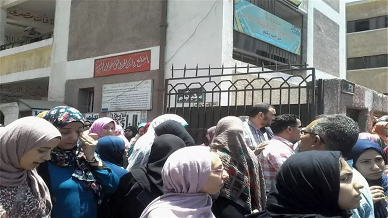 بالصور.. طلاب الثانوية بالقليوبية: إمتحان الفيزياء 