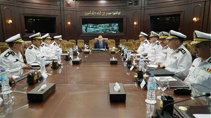 وزير الداخلية يعقد إجتماعاً مع عدد من مساعدى الوزير والقيادات الأمنية
