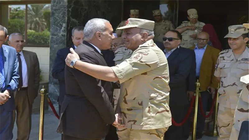 بالصور.. قائد الجيش يستقبل محافظ السويس والوفد المرافق له