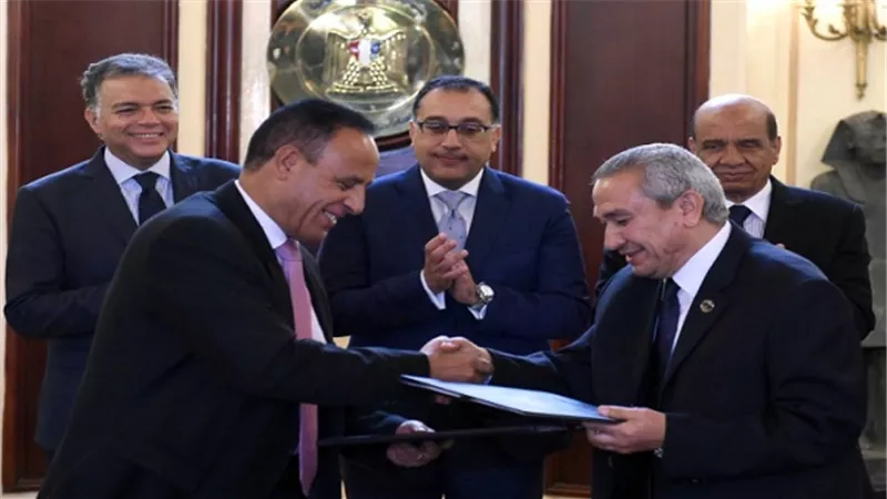 ​رئيس الوزراء يشهد توقيع عقد تصنيع وتوريد ١٤٠ عربة سكة حديد لنقل البضائع 