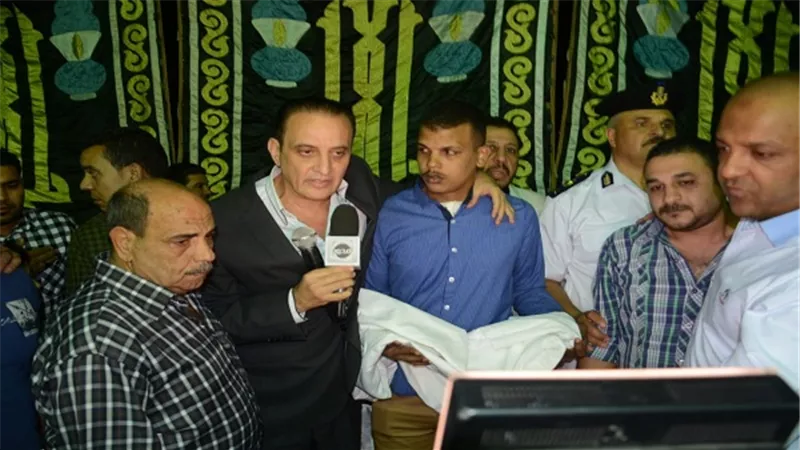 الليلة..  طارق علام يتلقى واجب العزاء داخل إحدى السرادقات في منطقة الجيزة