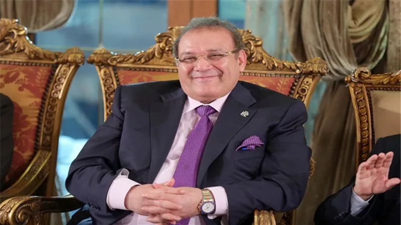  بالصور.. د. حسن راتب يُهدى قلادة جامعة سيناء الى وزير الرى والموارد المائية 