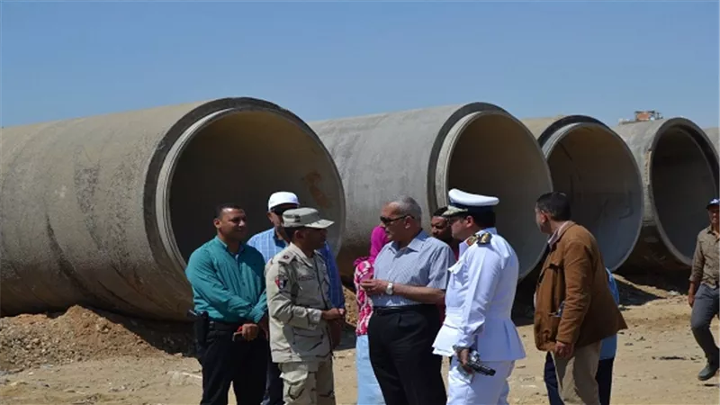 بالصور.. محافظ السويس يتفقد مشروعات الصرف الصحي بالاحياء