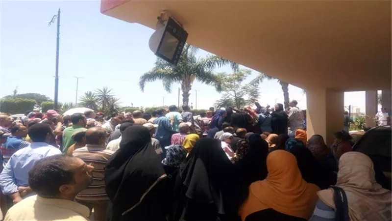 العشرات من اهالى السويس ينظمون وقفة احتجاجية امام المحافظة  للمطالبة بوحداتهم السكنية