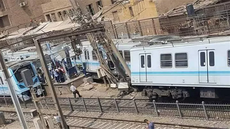 انقلاب مترو الأنفاق بالمرج.. المرفق يخرج عن القطبان لعطل فني.. ومواطنون: 