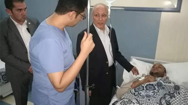 وزير الإنتاج الحربى يزور مصابى حادث إنفجار مخزن البتروكيماويات