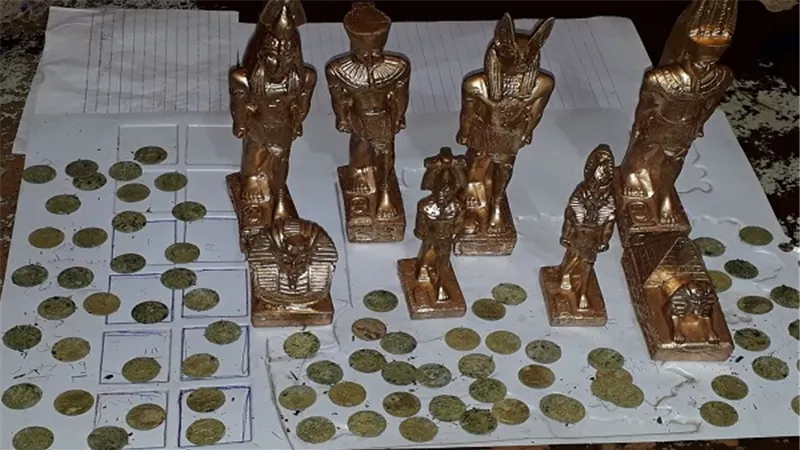 ضبط ثلاثة أشخاص بحوزتهم 8 تماثيل و78 قطعة لعملات معدنية يشتبه أثريتهم