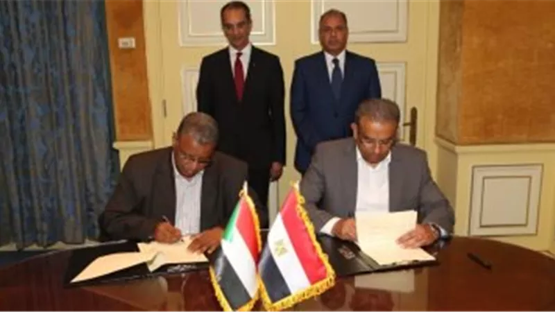 وزير الاتصالات يشهد توقيع بروتوكول تعاون بين البريد المصرى والسودانى