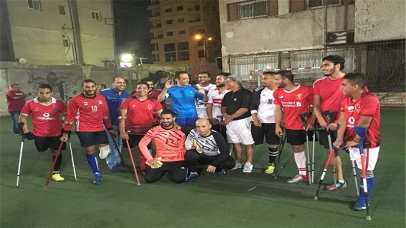 الليلة.. طارق علام يلتقي مع فريق أصحاب الساق الواحد بـ