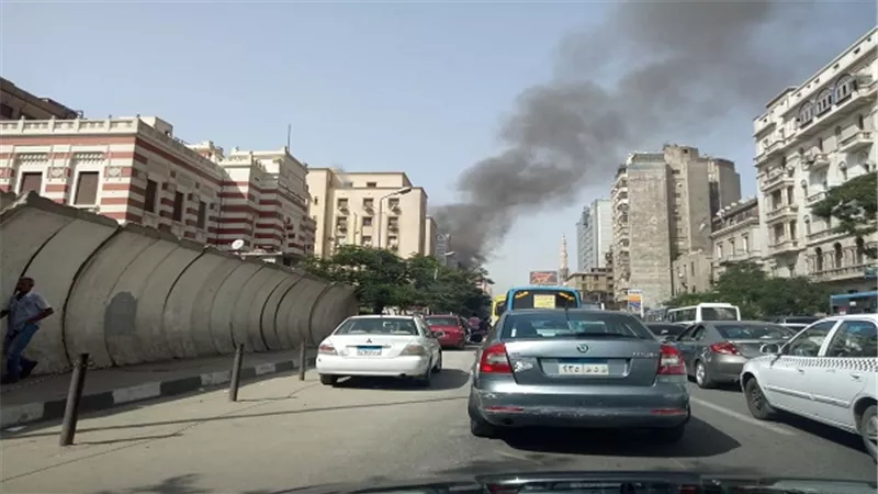 عودة الحركة المرورية لشارع رمسيس بعد اخماد حريق نقابة التجاريين