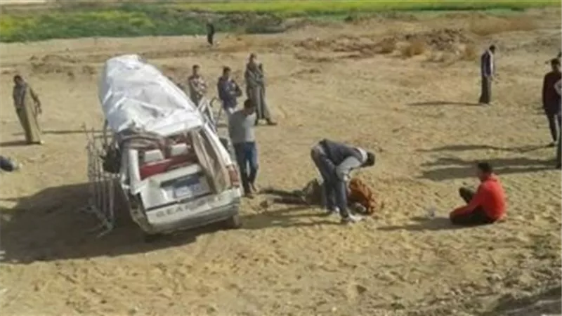 اصابة 11 راكب فى حادث انقلاب ميكروباص بالسويس