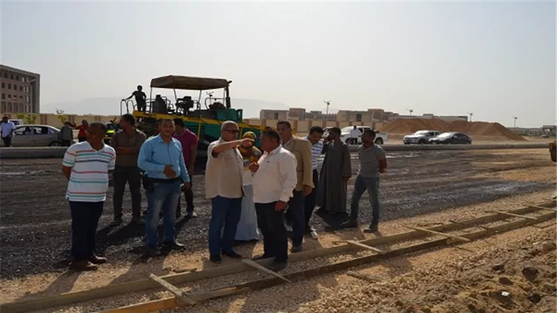  بالصور.. محافظ السويس يتفقد أعمال الرصف بطريق النفق والكباري الجديدة