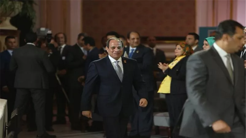قص شريط مؤتمر الشباب بجامعة القاهرة.. الحضور 300 شخص.. 