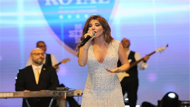 بالصور.. نانسي عجرم تتبدع في حفل قبرص بإطلالة ساحرة