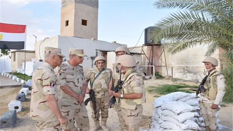 القائد العام يتفقد قوات تأمين شمال سيناء ويشيد بالروح القتالية لإبطال القوات المسلحة والشرطة