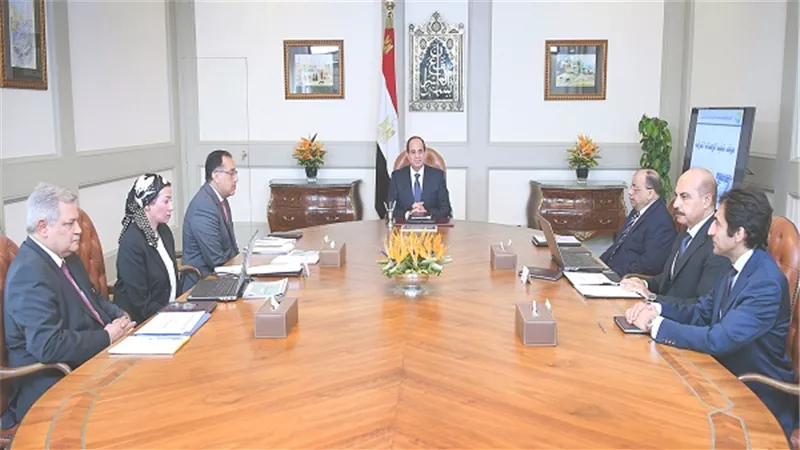 السيسي يجتمع مع رئيس الوزراء ووزير التنمية المحلية ووزيرة البيئة