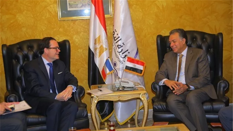 وزير النقل يستقبل السفير الفرنسي بالقاهرة لبحث سبل التعاون 