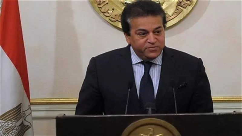 وزير التعليم العالى والبحث العلمى يستعرض تقريرا حول اكتشاف المعهد القومى لعلوم البحار والمصايد لبقعة زيتية