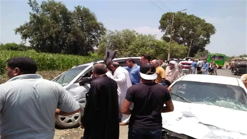 بالصور.. جنون السباق يؤدي الي تصادم سيارتان بطريق بني عبيد دقهلية