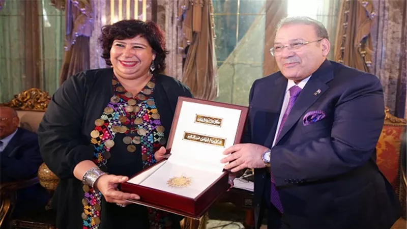 بالفيديو.. حسن راتب يُكرم د. ايناس عبد الدايم وزير الثقافة