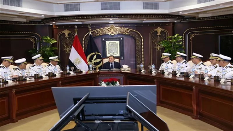 وزير الداخلية يعقد إجتماعاً بالقيادات الأمنية
