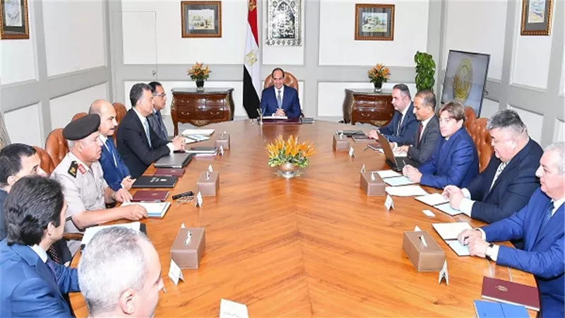 السيسي يعقد اجتماعاً مع وفد روسي بحضور رئيس الوزراء وعدد من كبار المسئولين