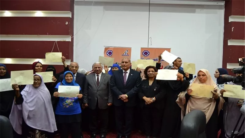 تسليم 1000 شهادة أمان هدية من المجلس القومي للمرأة للسيدات الاكثر إحتياجاً بالسويس