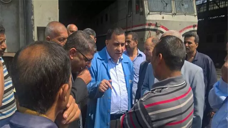 رئيس هيئة السكة الحديد يفاجئ ورش الفرز بالقاهرة ضمن إستعدادات الهيئة بعيد الأضحى المبارك 