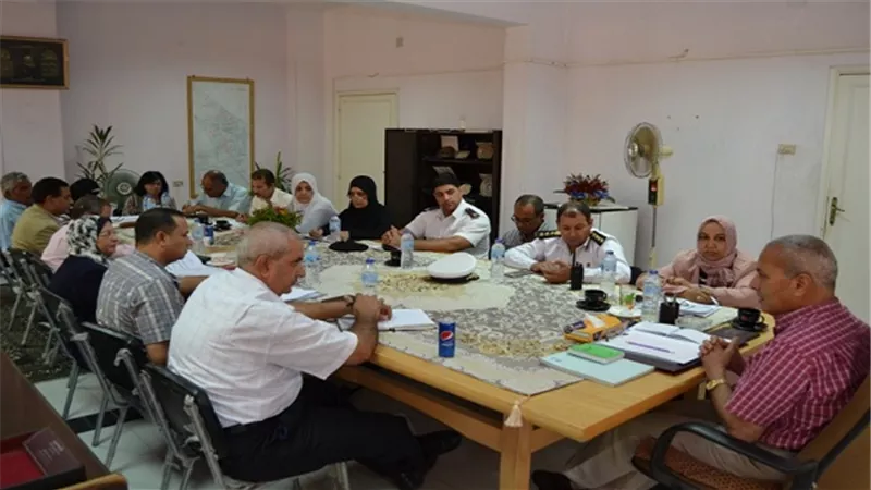 محافظ يؤكد على تكثيف التواجد المروري وإغلاق اي فتحات عشوائية على طريق السخنة